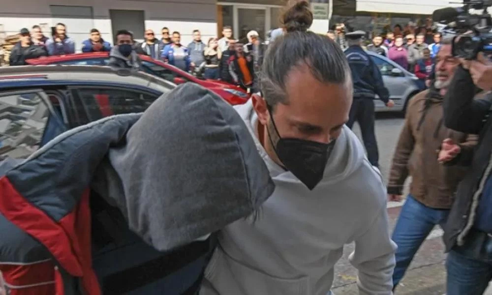 Ανδραβίδα: Το πλήθος ξέσπασε γιουχάροντας τον μακελάρη έξω από τα δικαστήρια